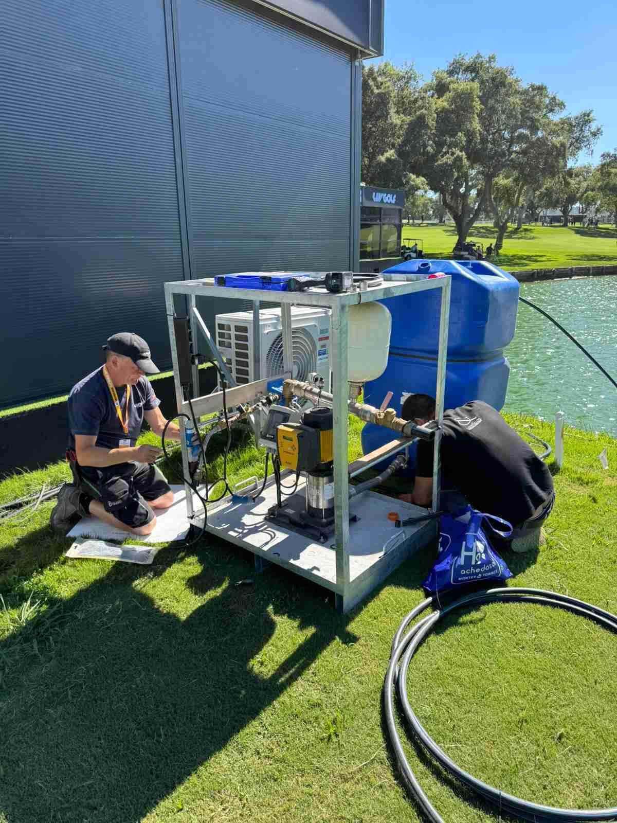 Instalação de casas de banho portáteis em golfe