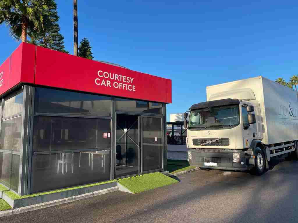 Transporte e instalação de casas de banho portáteis